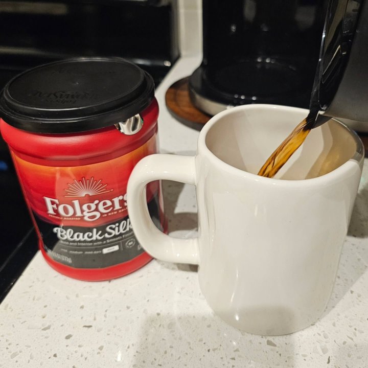 Folgers Colombian Ground Coffee - Medium Roast, 22.6 oz