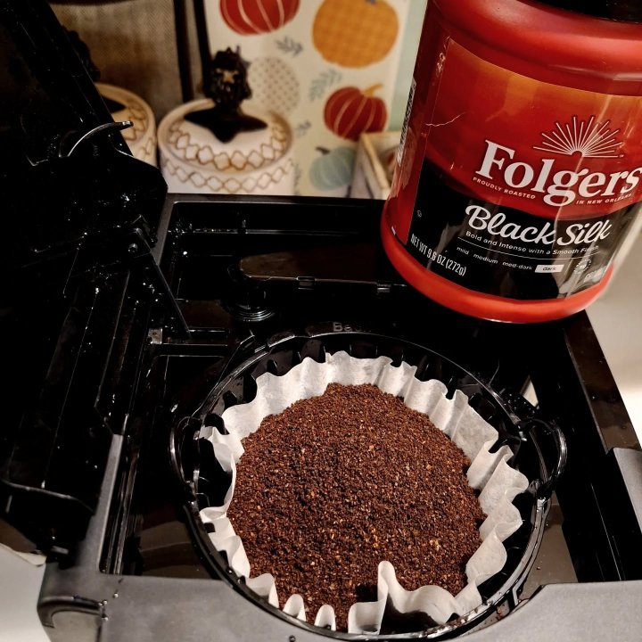 Folgers Colombian Ground Coffee - Medium Roast, 22.6 oz