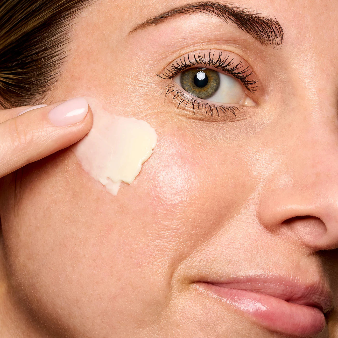 **Bobbi Brown Vitamin Enriched Face Base – Moisturizer & Primer with Vitamin C + Hyaluronic Acid**